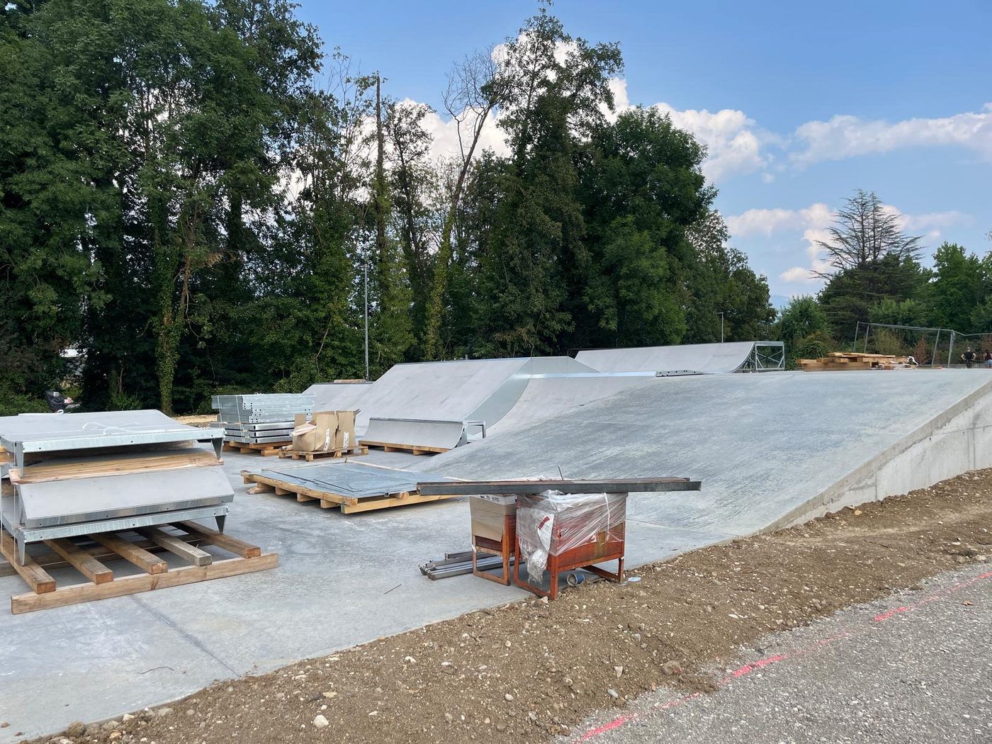 Modules street, rail et plans inclinés en place sur la dalle béton