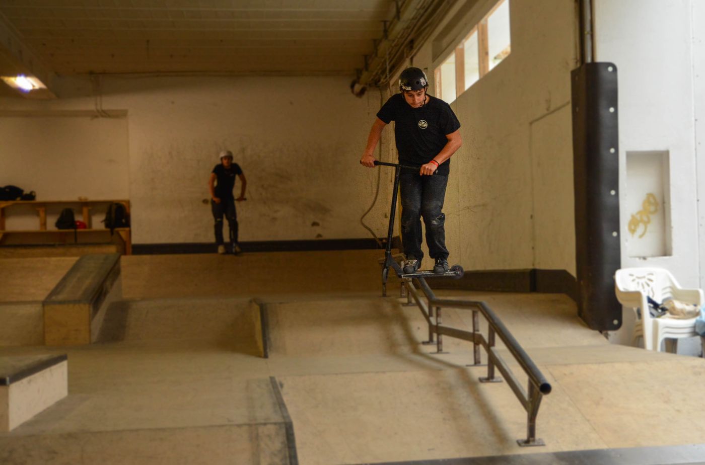 Session dans un skatepark couvert lors d'une sortie hivernale