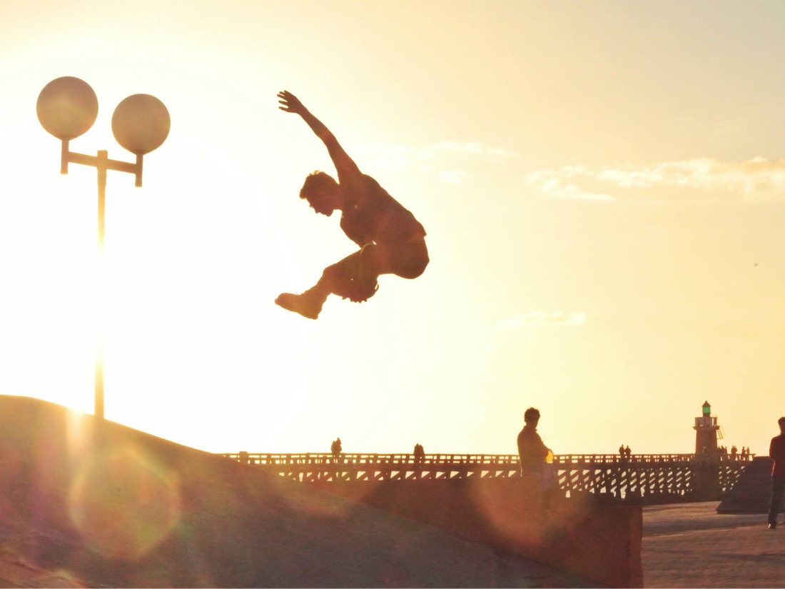 Valentin en roller freestyle, saut au coucher du soleil