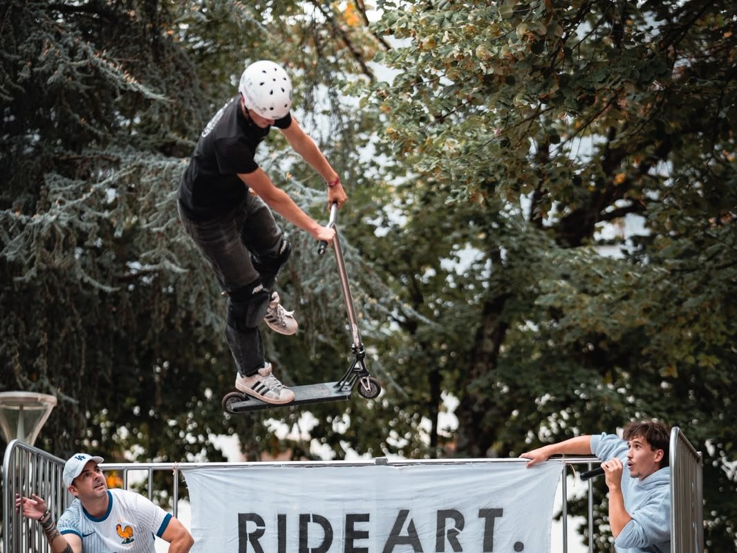 Ylan en pleine figure au-dessus de la banderole RIDEART