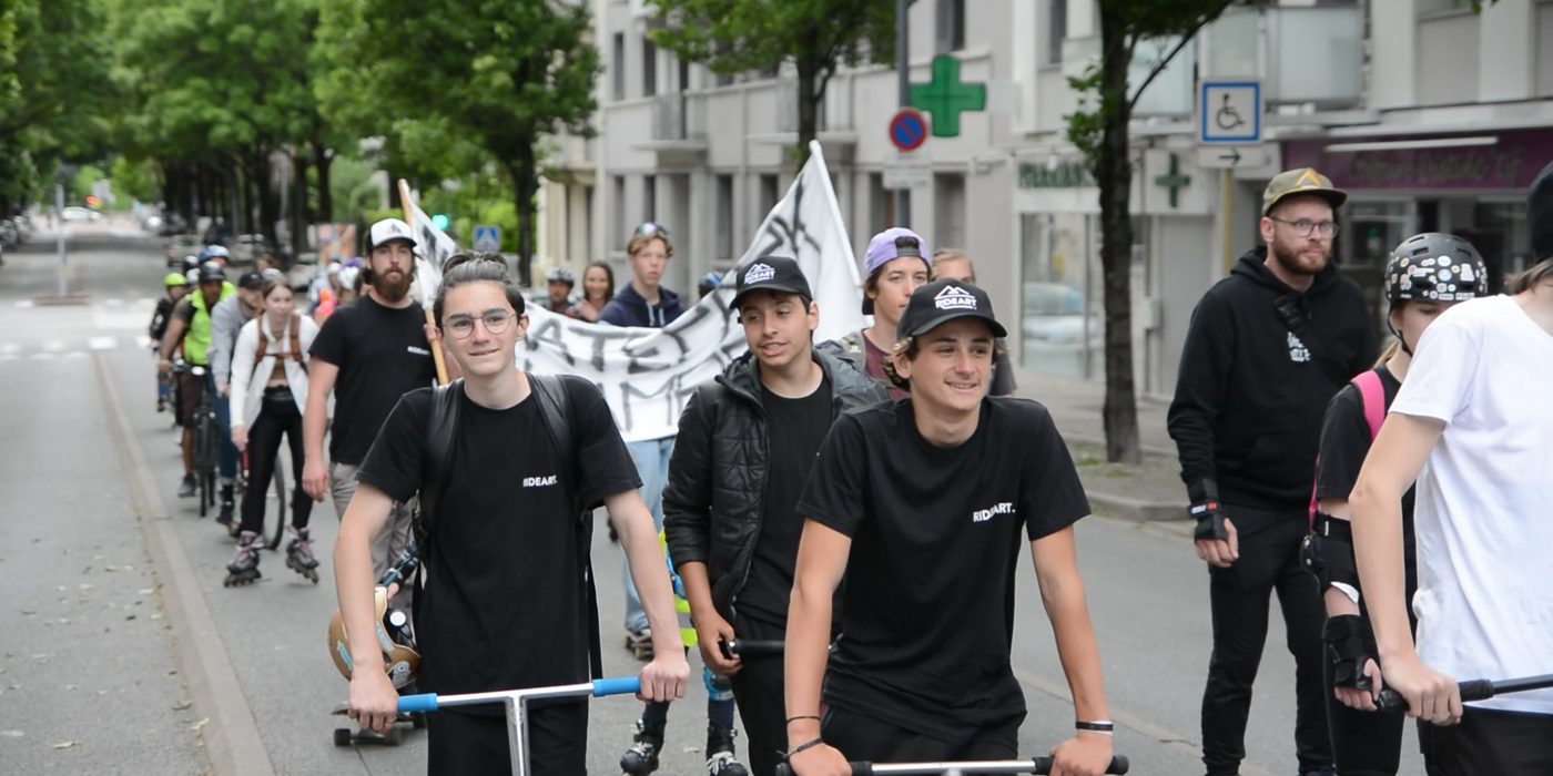Le cortège de riders de RIDEART dans les rues de Chambéry
