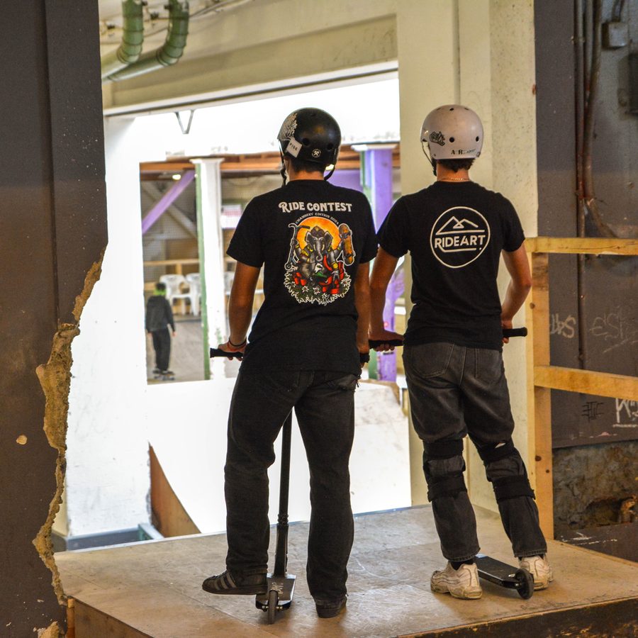 Deux riders de dos en tee-shirt RIDEART observant une session