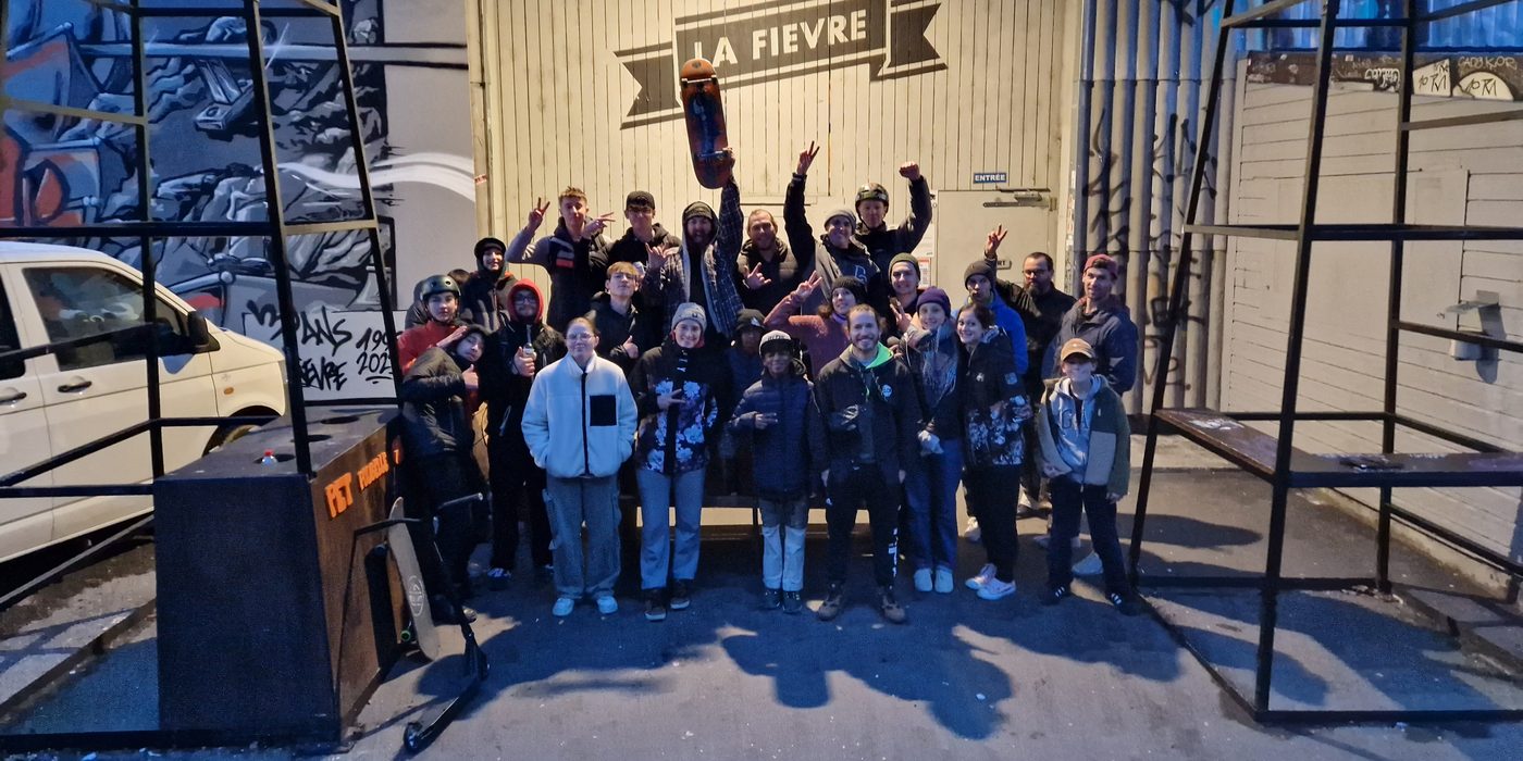 Le groupe réuni devant le skatepark couvert La Fièvre lors d'une sortie