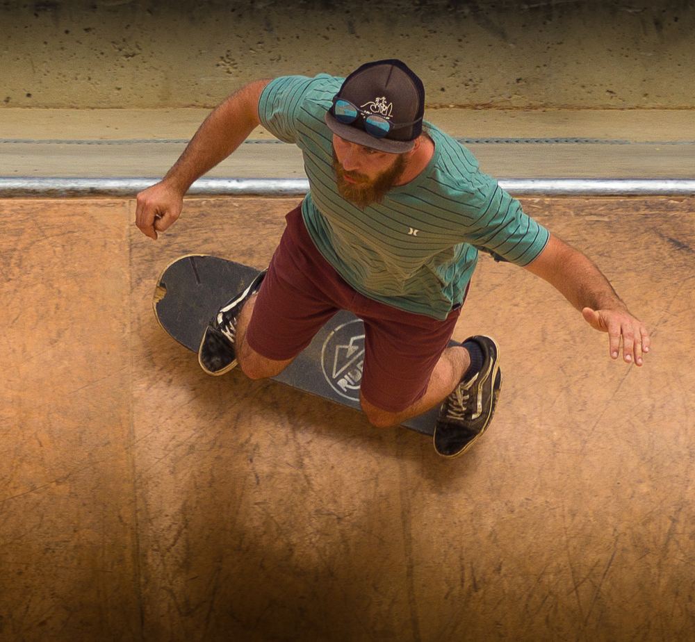 Rider en skateboard dans le bowl du skatepark