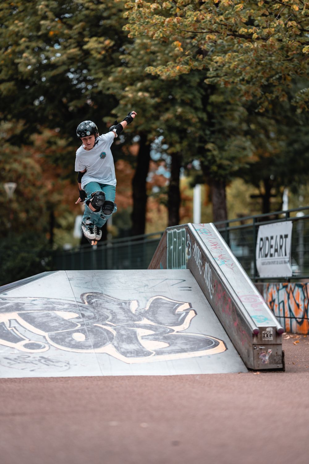 Rider en trottinette freestyle au-dessus du module