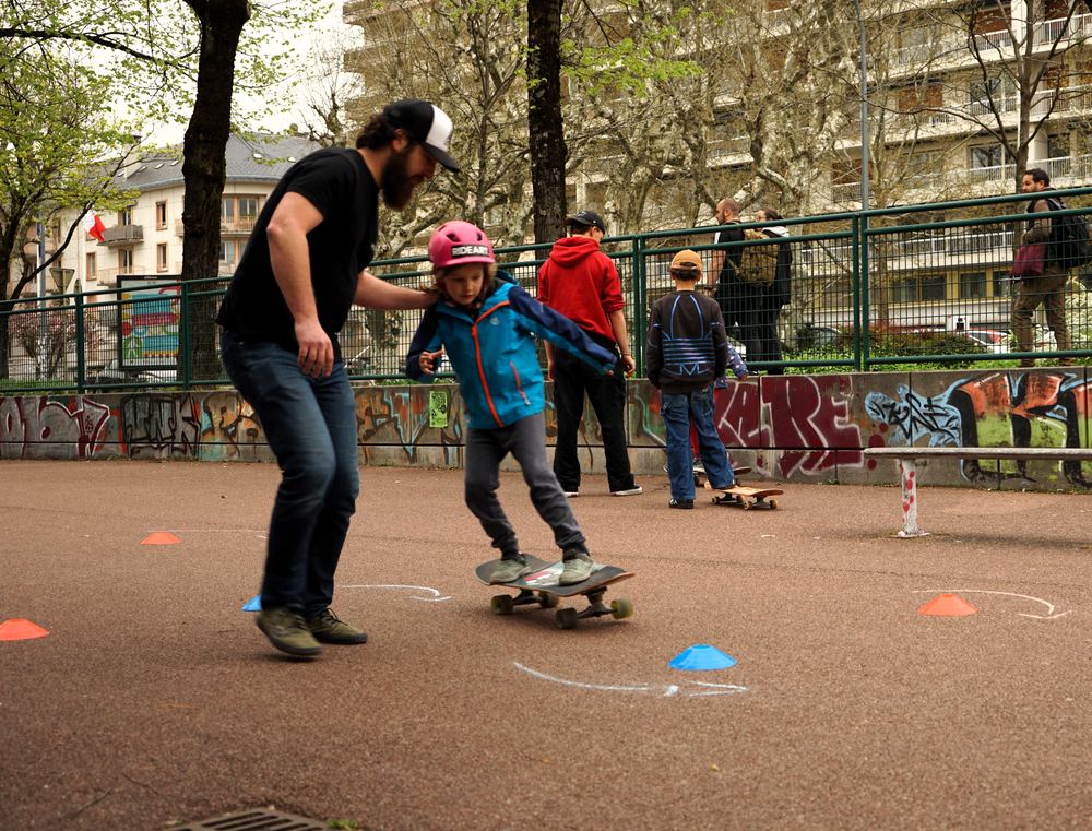 Initiation au skateboard encadrée par un bénévole