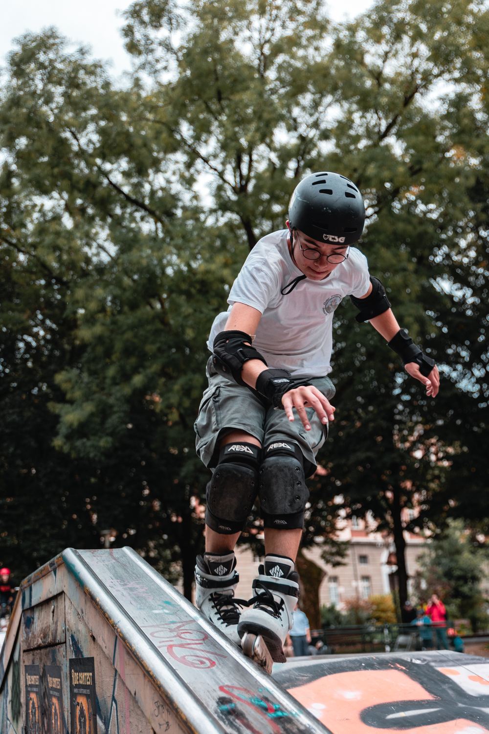 Rider en roller sur un module du skatepark