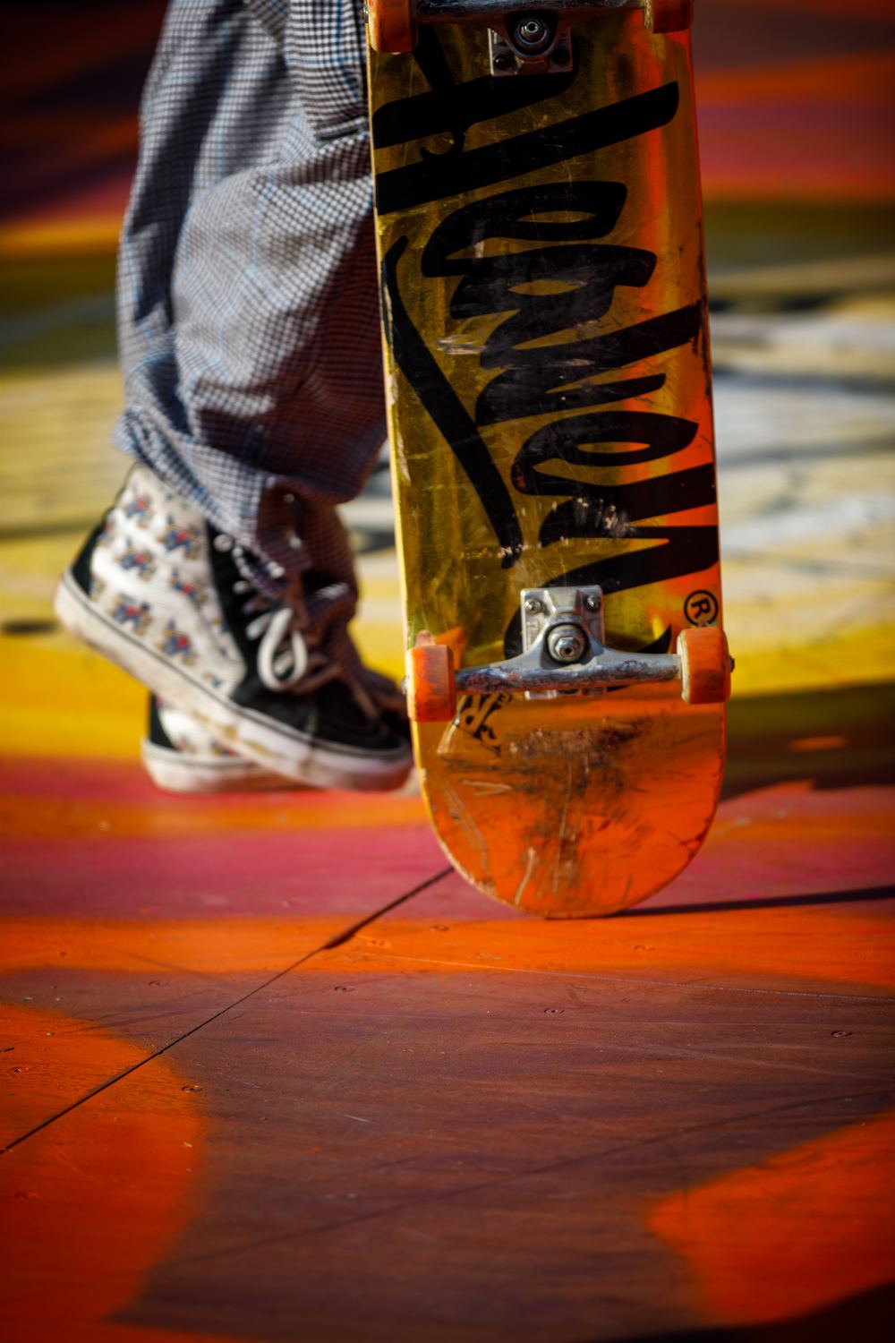 Gros plan sur une planche de skateboard en action