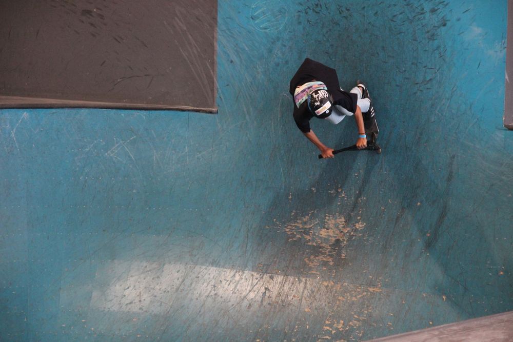 Roller dans le bowl bleu du skatepark couvert