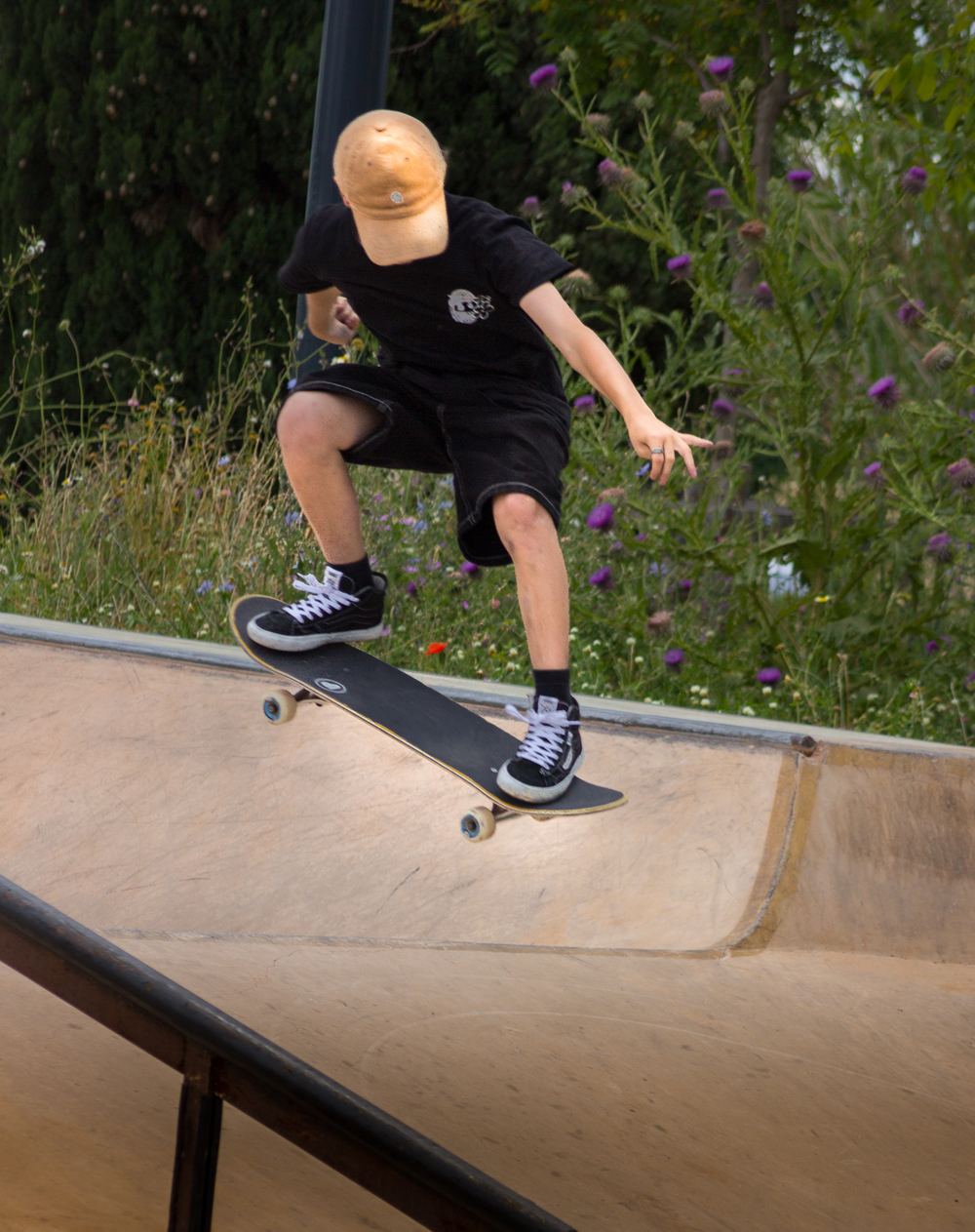 Skateur en équilibre sur un rail