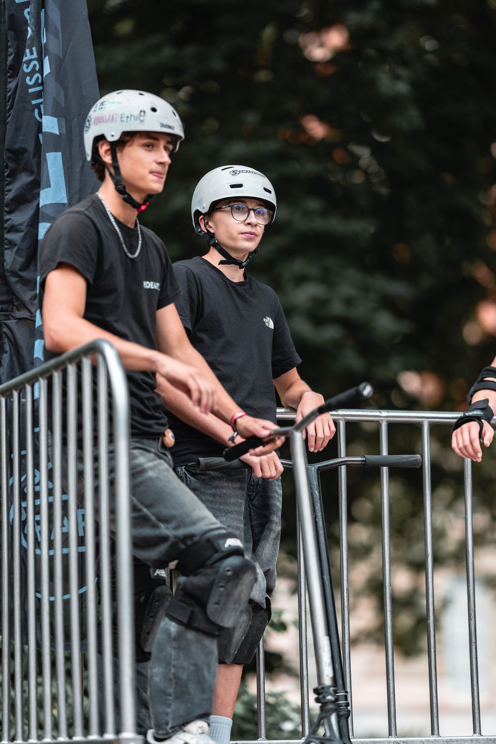 Deux jeunes riders en trottinette au skatepark
