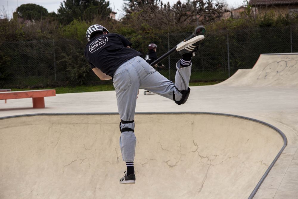 Skateur en carve dans le bowl