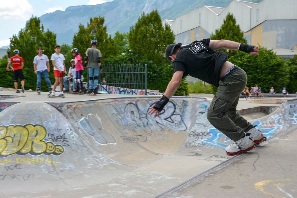 Skateur en session lors d'une sortie skatepark